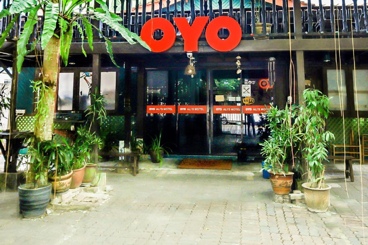 Oyo 1093 알리스 모텔 텔룩 바항 외부 사진
